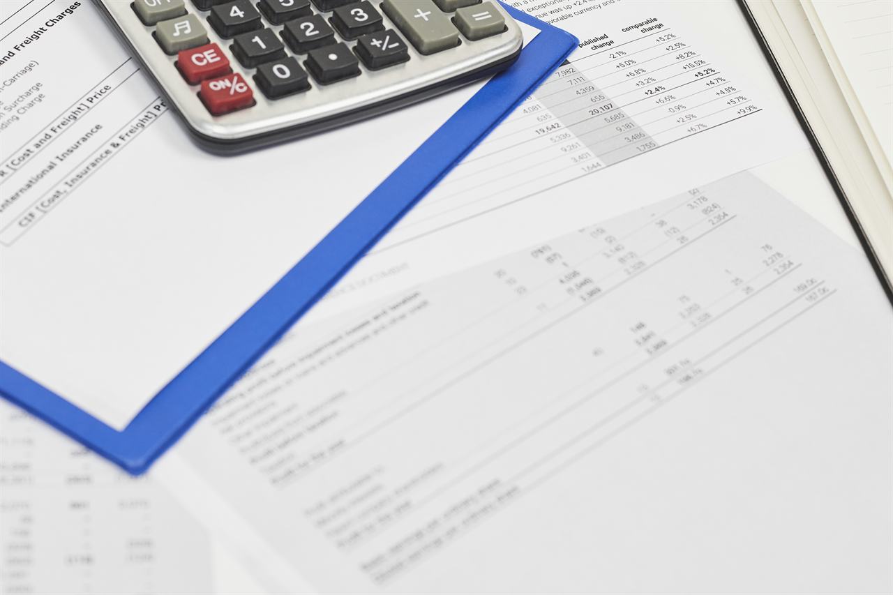 Rekenmachine op financiële documenten met cijferoverzichten