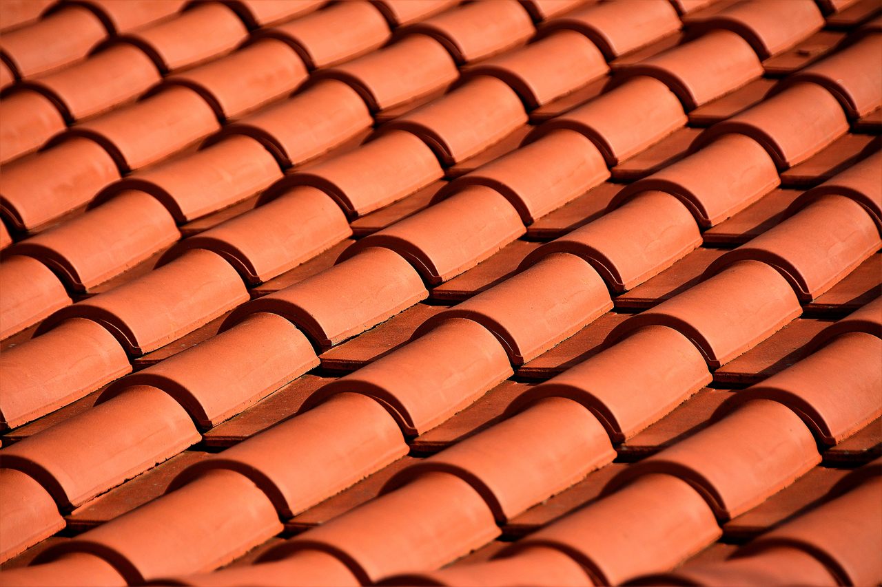 Patroon van terracotta dakpannen op een dak