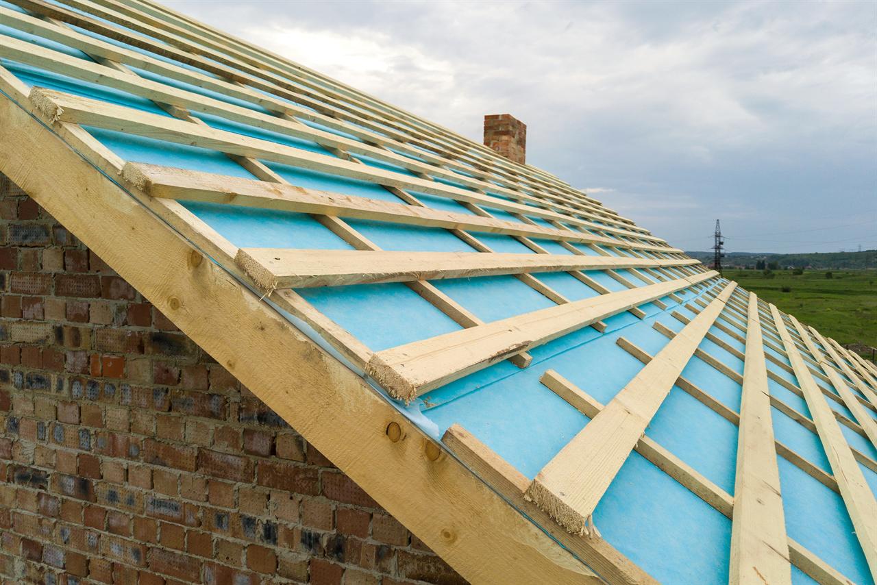 Dakconstructie in renovatie met blauw onderdak, tengellatten en panlatten
