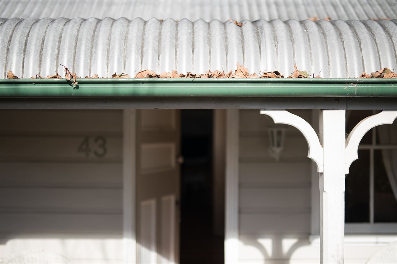 Dakgoot van een woning met herfstbladeren