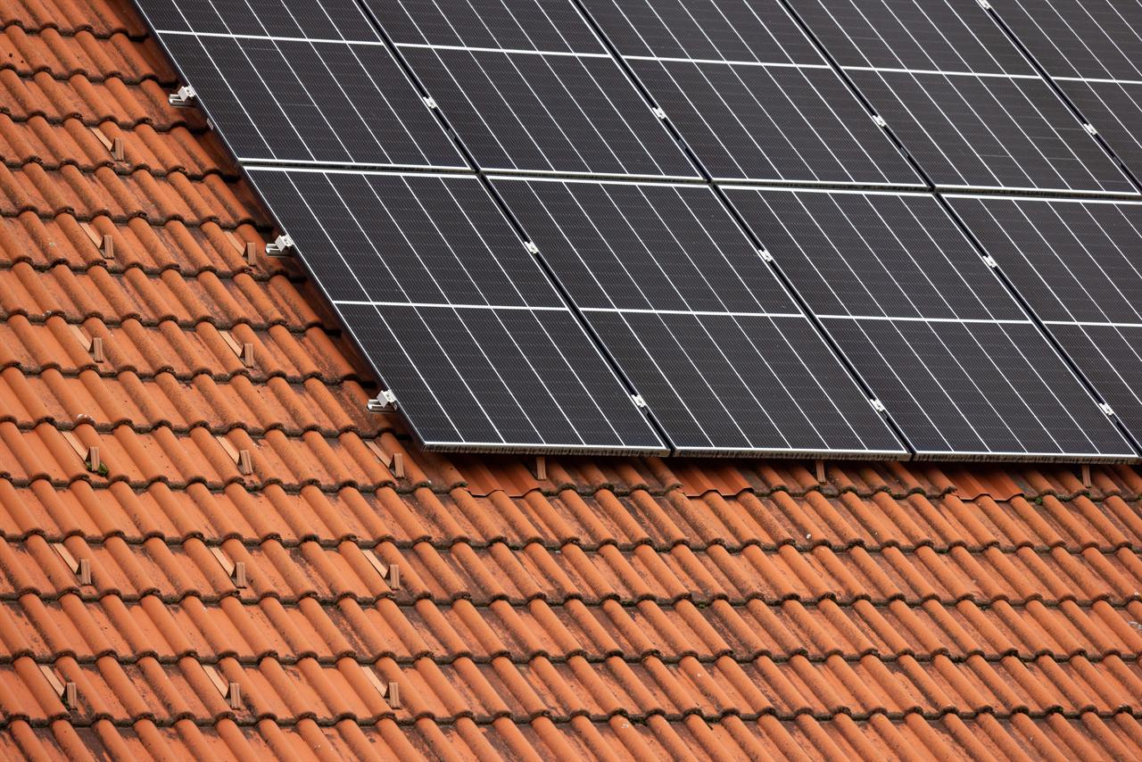 Zonnepanelen op een dak met oranje dakpannen